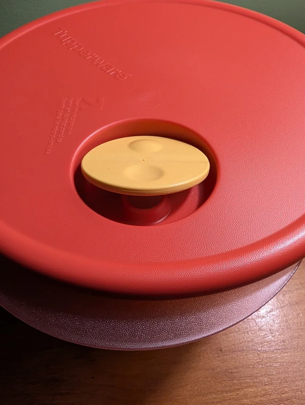 NWT Tupperware Medium Round Rock 'N Serve Container With Seal